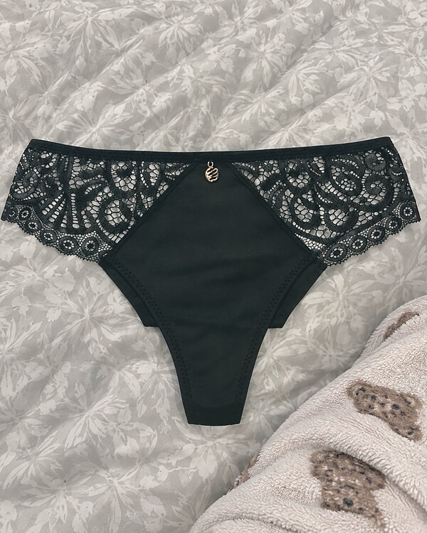 Culotte string dentelle porté