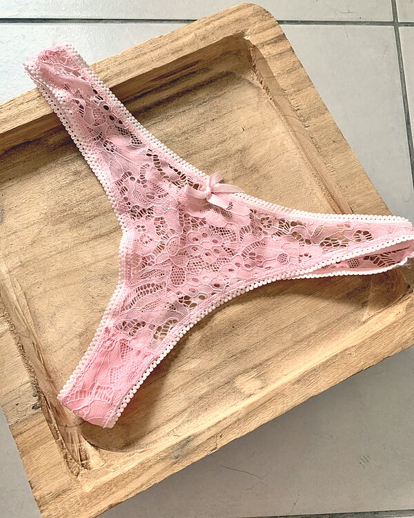 String dentelle rose pâle
