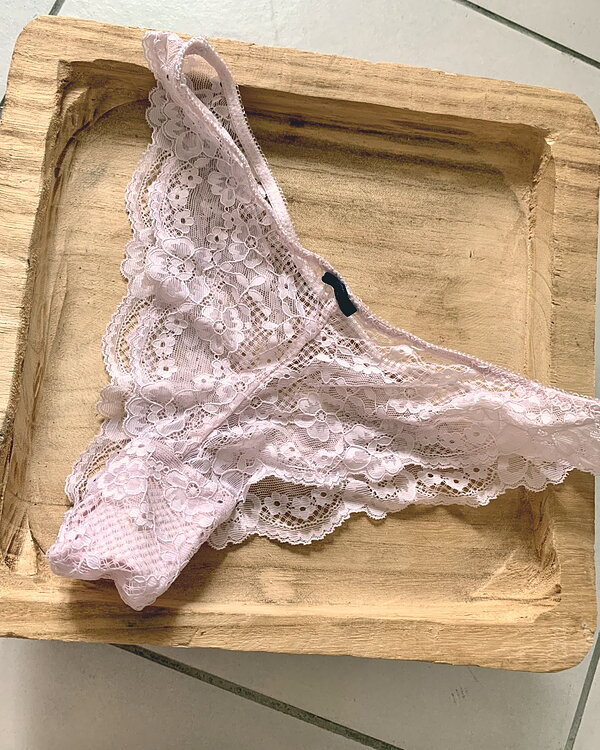 Tanga en dentelle rose pâle
