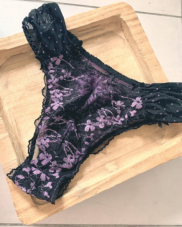 Tanga dentelle violet et noir