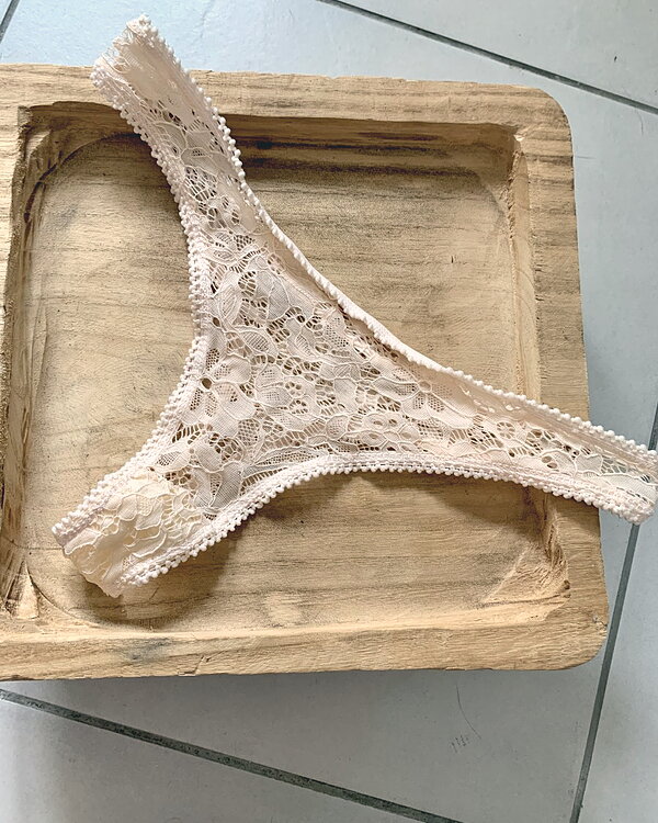 String dentelle beige