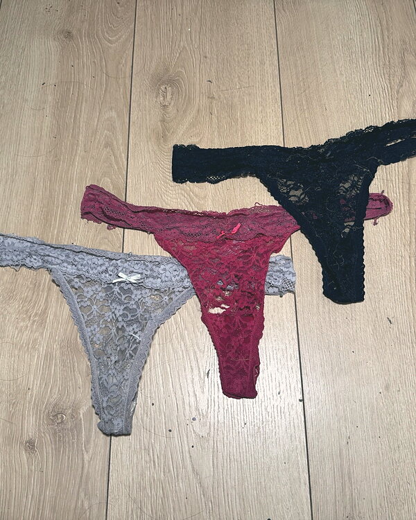 String noir dentelle porté en live 💕