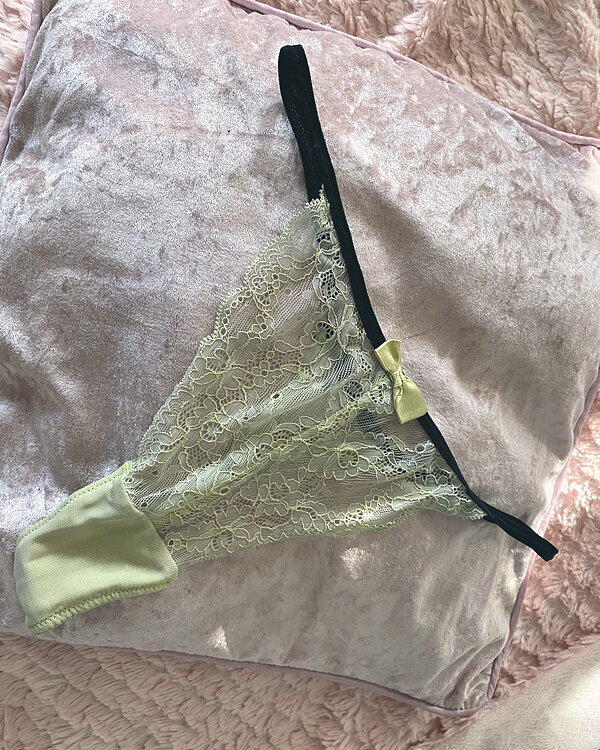 Je te vend mon string en dentelle jaune