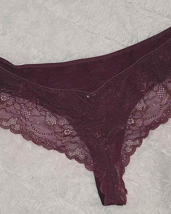 Mon tanga bordeaux tout mouillé 🤭
