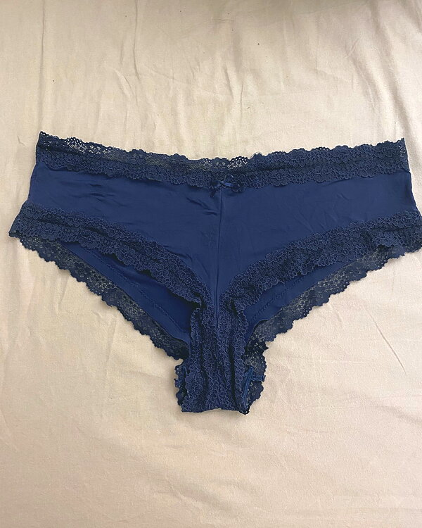 💙 Tanga bleu — Sage en apparence, coquin en secret… 😈