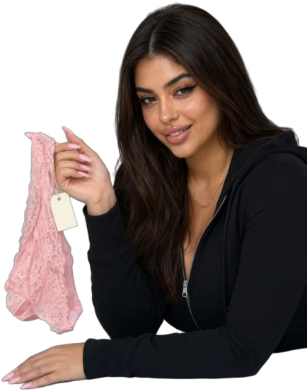 Illustration : une femme souriante aux longs cheveux bruns, en sweat à capuche noir et pantalon noir, allongée sur le ventre, tient une culotte en dentelle rose avec une étiquette en papier indiquant 50 €